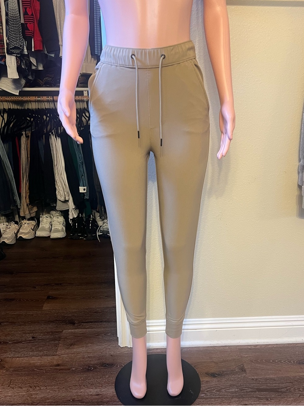 Women’s Elastic Waist Jogger Pants in Tan. Size XS.